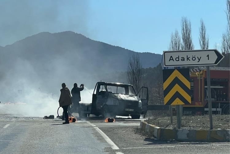 Seyir halindeki kamyonet alev alev yandı
