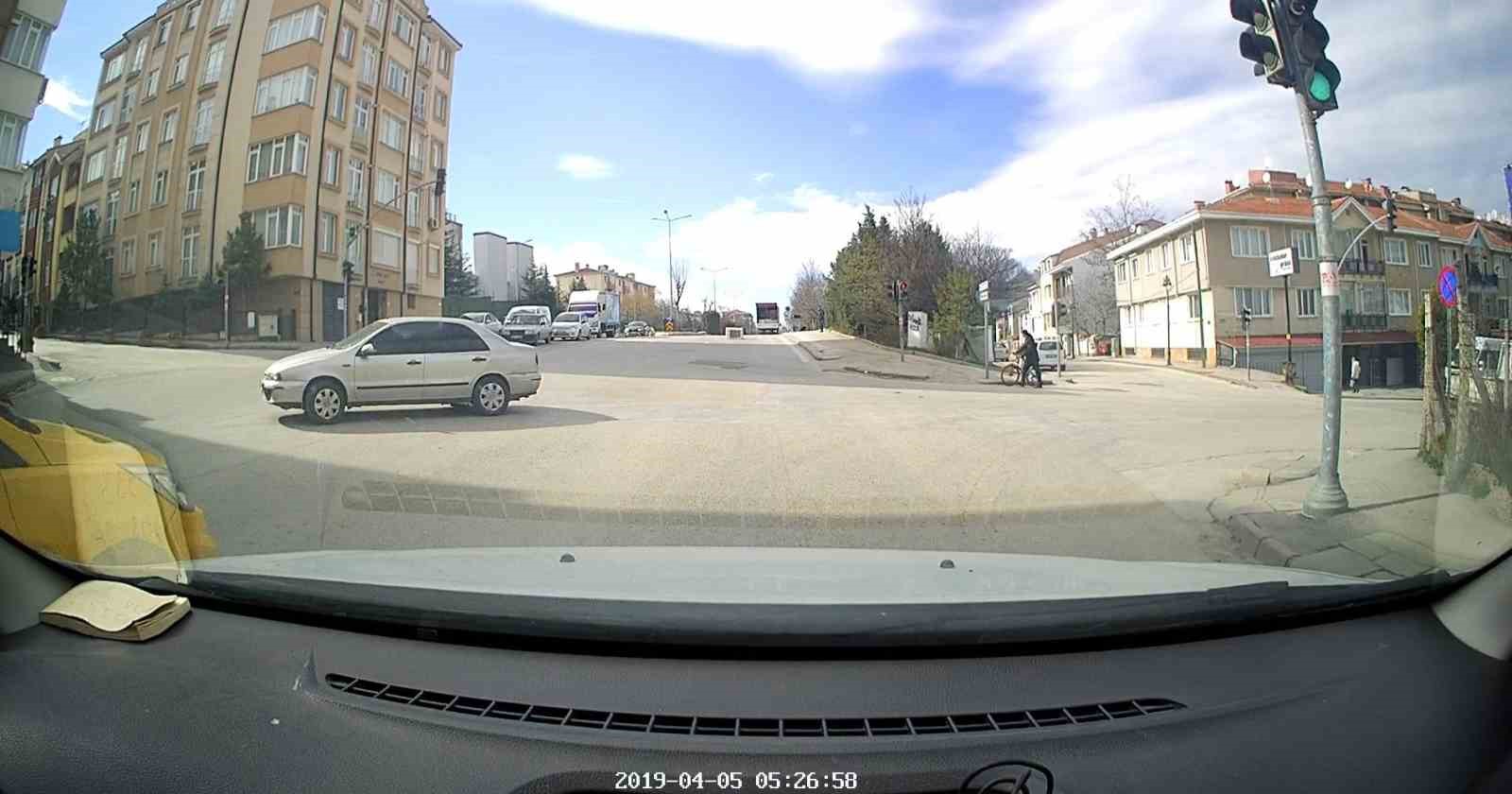 Seyir halindeki kamyonetten beyaz eşya düştü: O anlar kamerada
