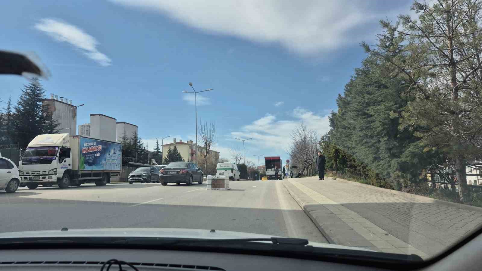 Seyir halindeki kamyonetten beyaz eşya düştü: O anlar kamerada
