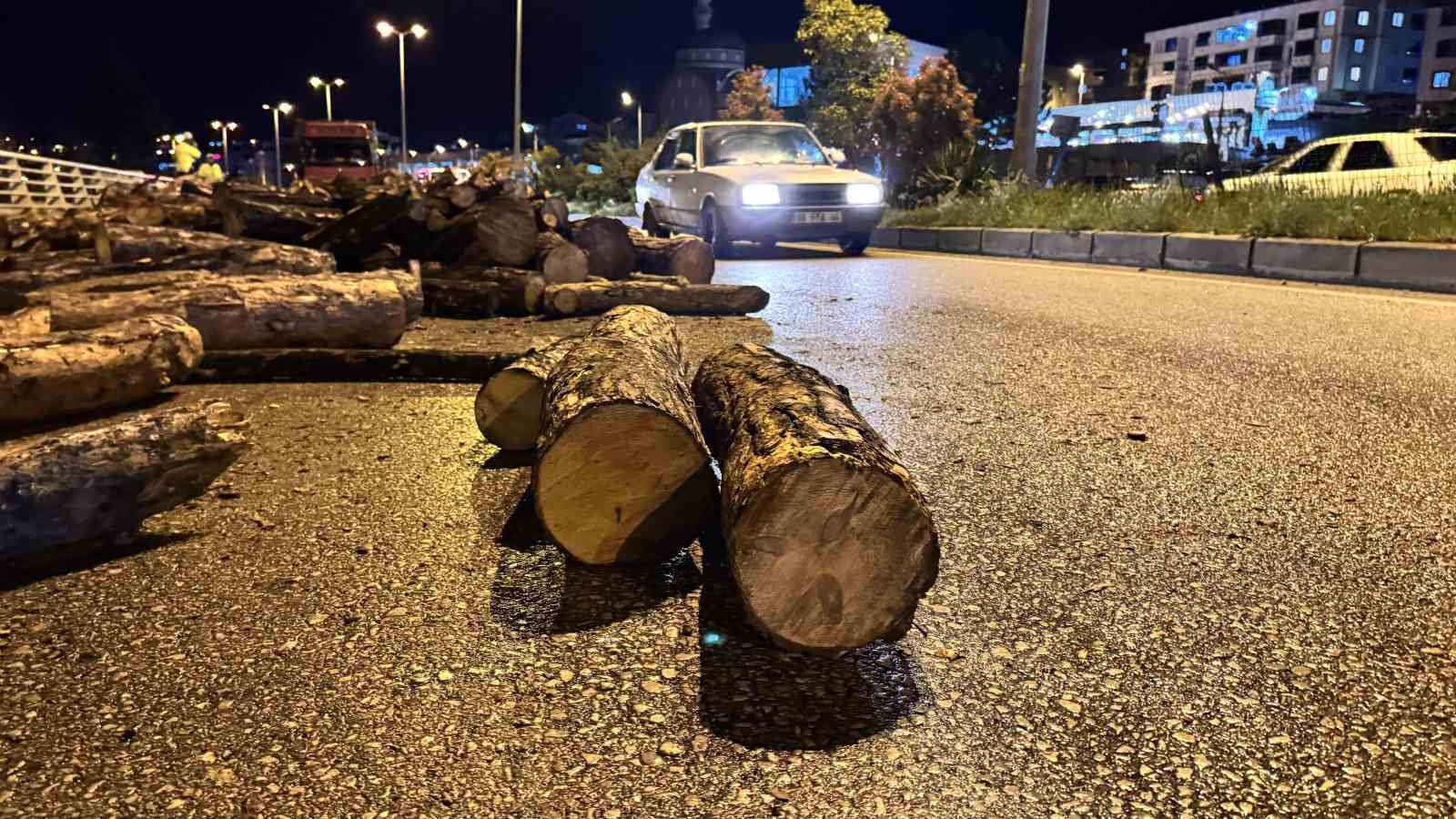 Seyir halindeki kamyonun damperi aniden kalktı, odunlar yola döküldü
