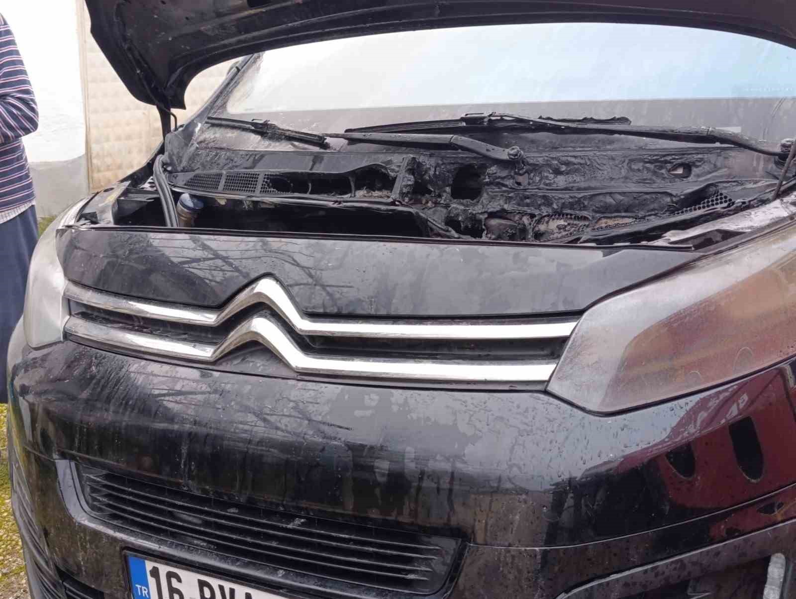 Seyir halindeki minibüste yangın paniği
