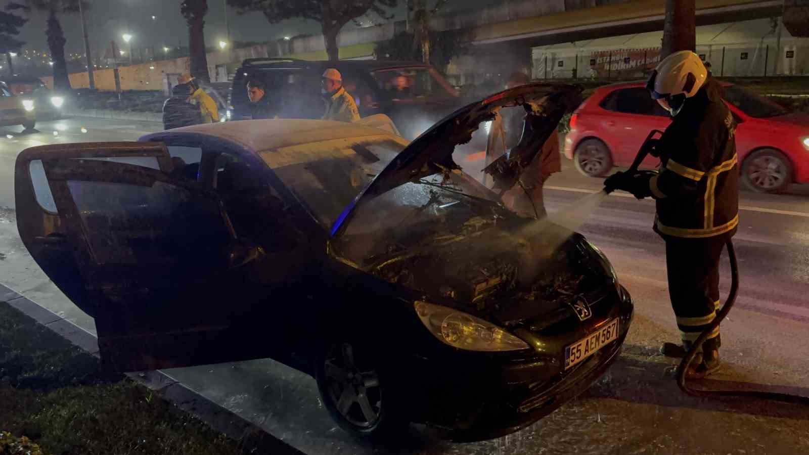 Seyir halindeki otomobil alev aldı, facia kıl payı atlatıldı
