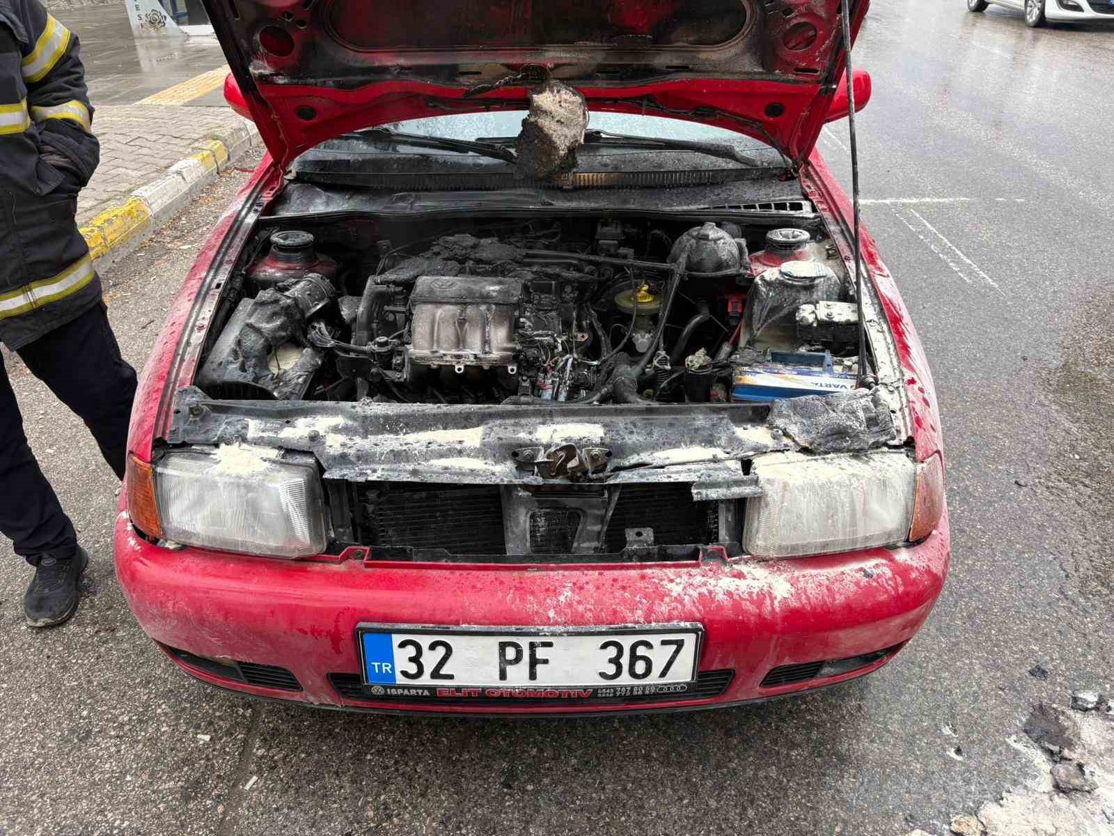 Seyir halindeki otomobil alev aldı
