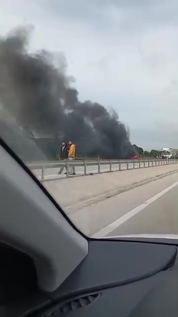 Seyir halindeki otomobil alev aldı
