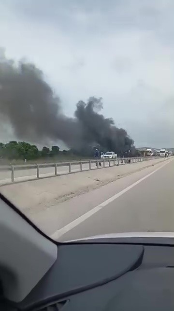 Seyir halindeki otomobil alev aldı
