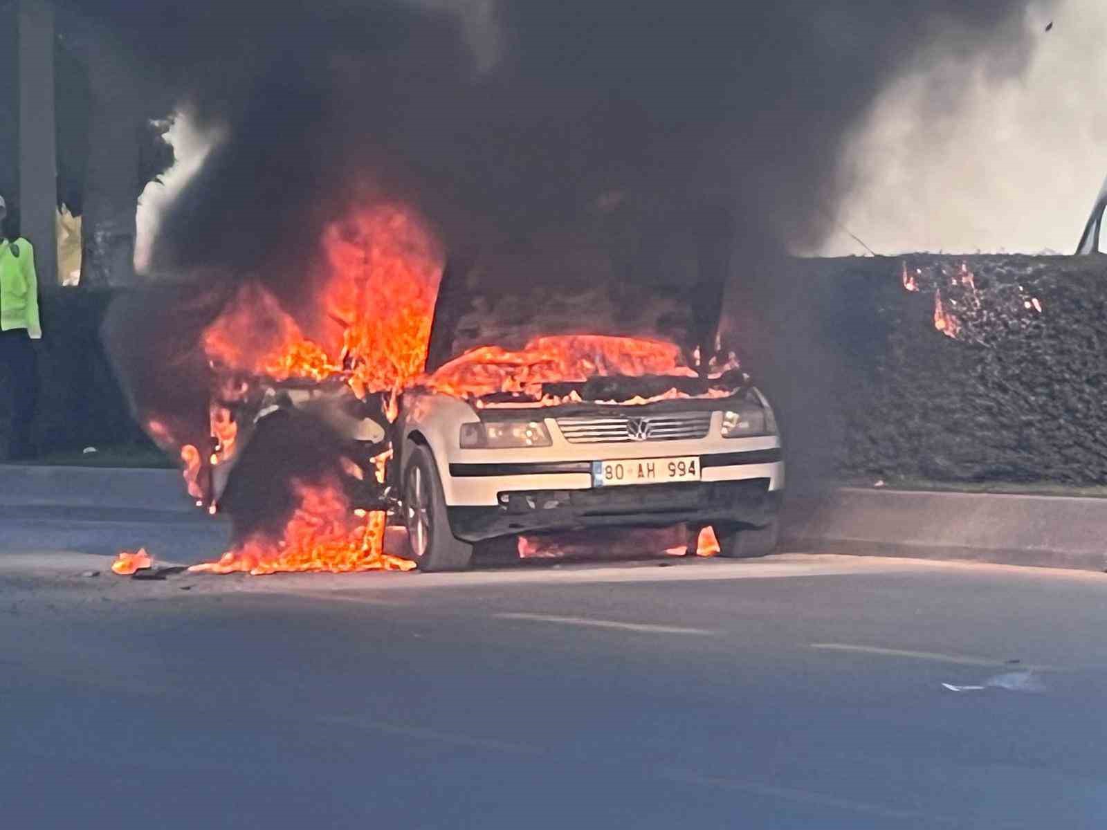 Seyir halindeki otomobil alev alev yandı: 2 kişi son anda kurtuldu
