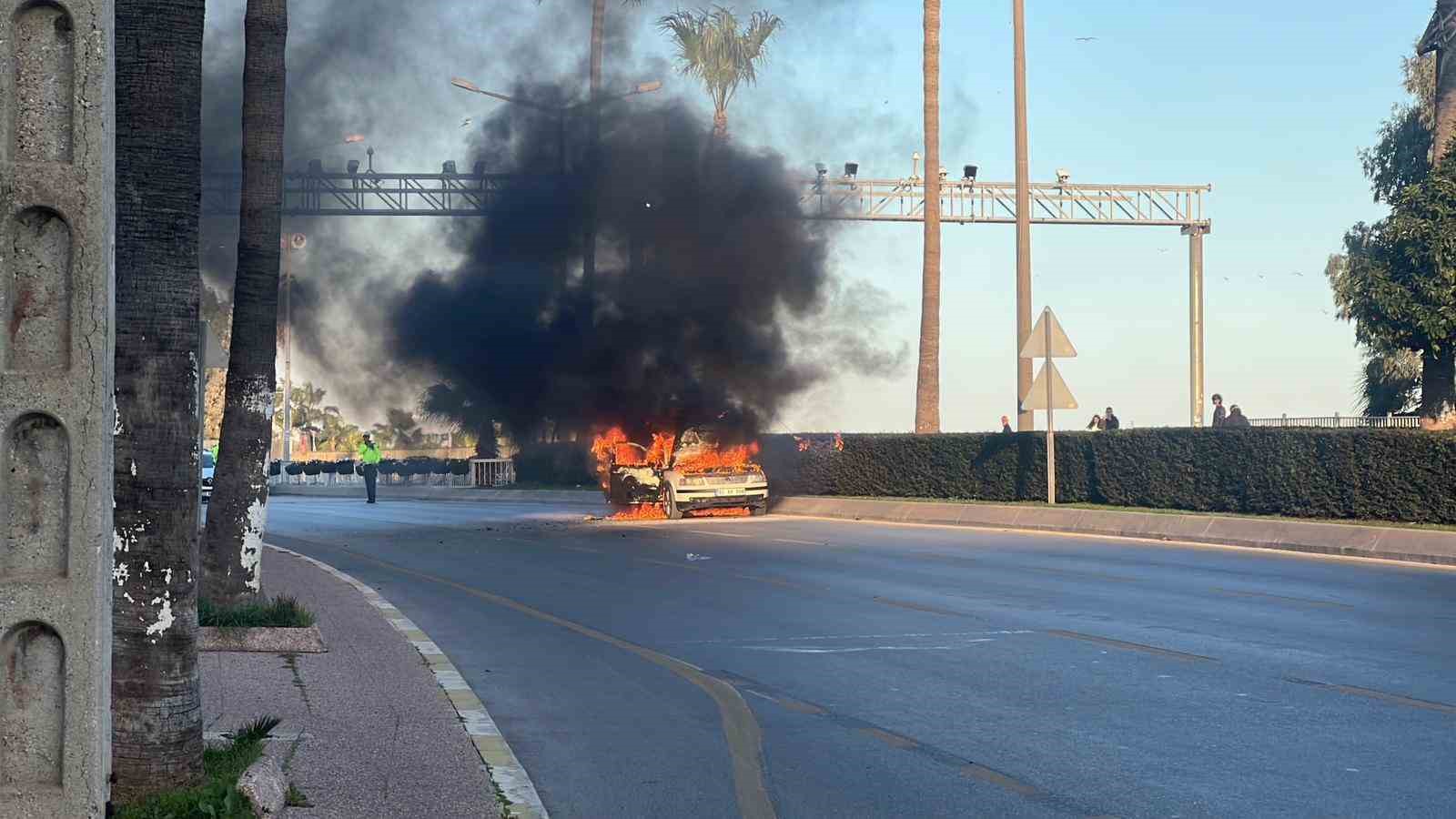 Seyir halindeki otomobil alev alev yandı: 2 kişi son anda kurtuldu
