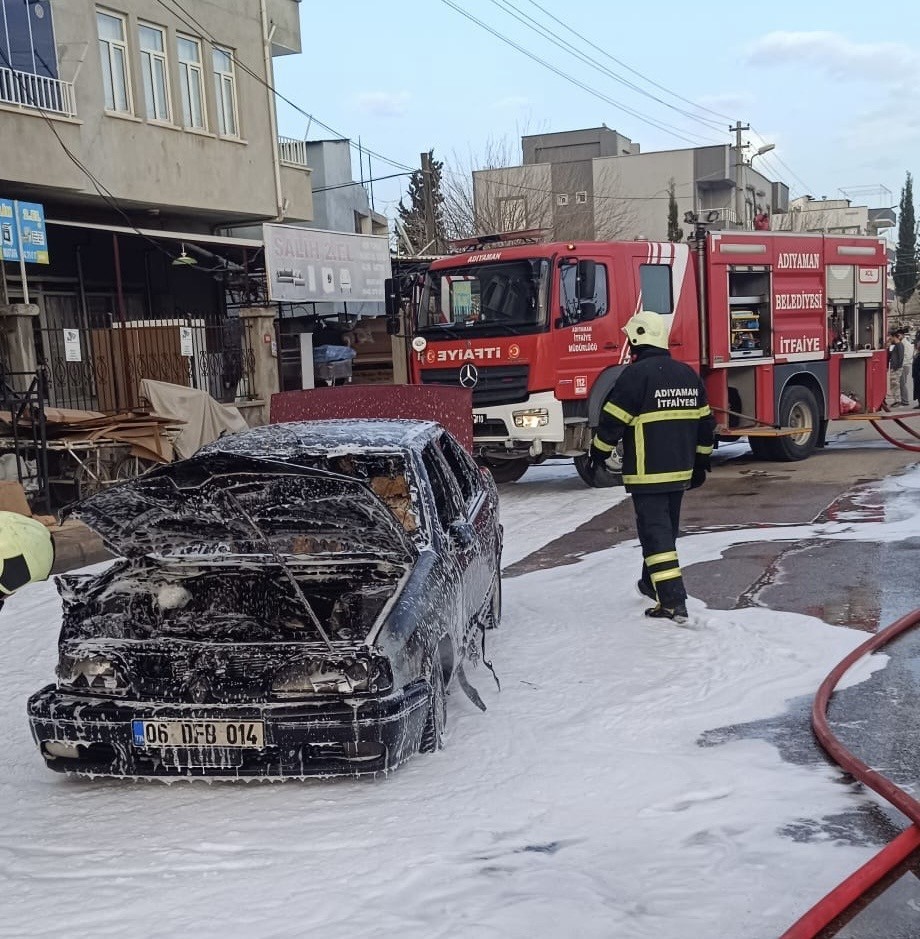 Seyir halindeki otomobil alev alev yandı
