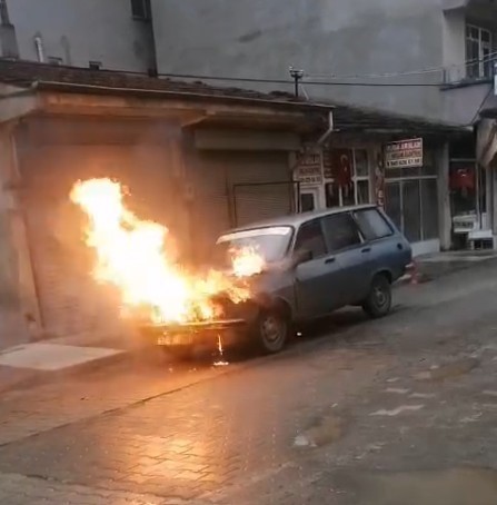 Seyir halindeki otomobil alev alev yandı
