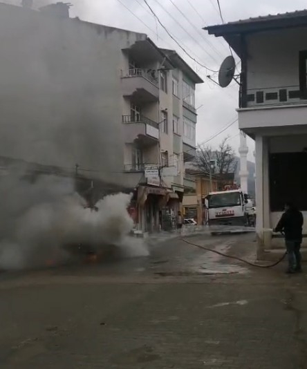 Seyir halindeki otomobil alev alev yandı
