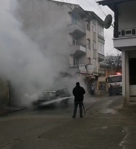 Seyir halindeki otomobil alev alev yandı
