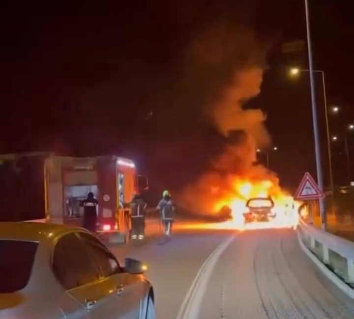 Seyir halindeki otomobil alev topuna döndü: Aracının yanışını çaresizce izledi
