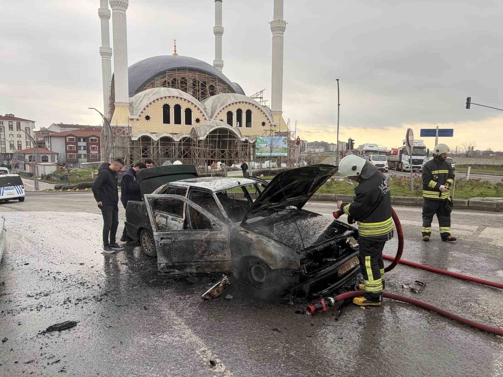 Seyir halindeki otomobil alev topuna döndü

