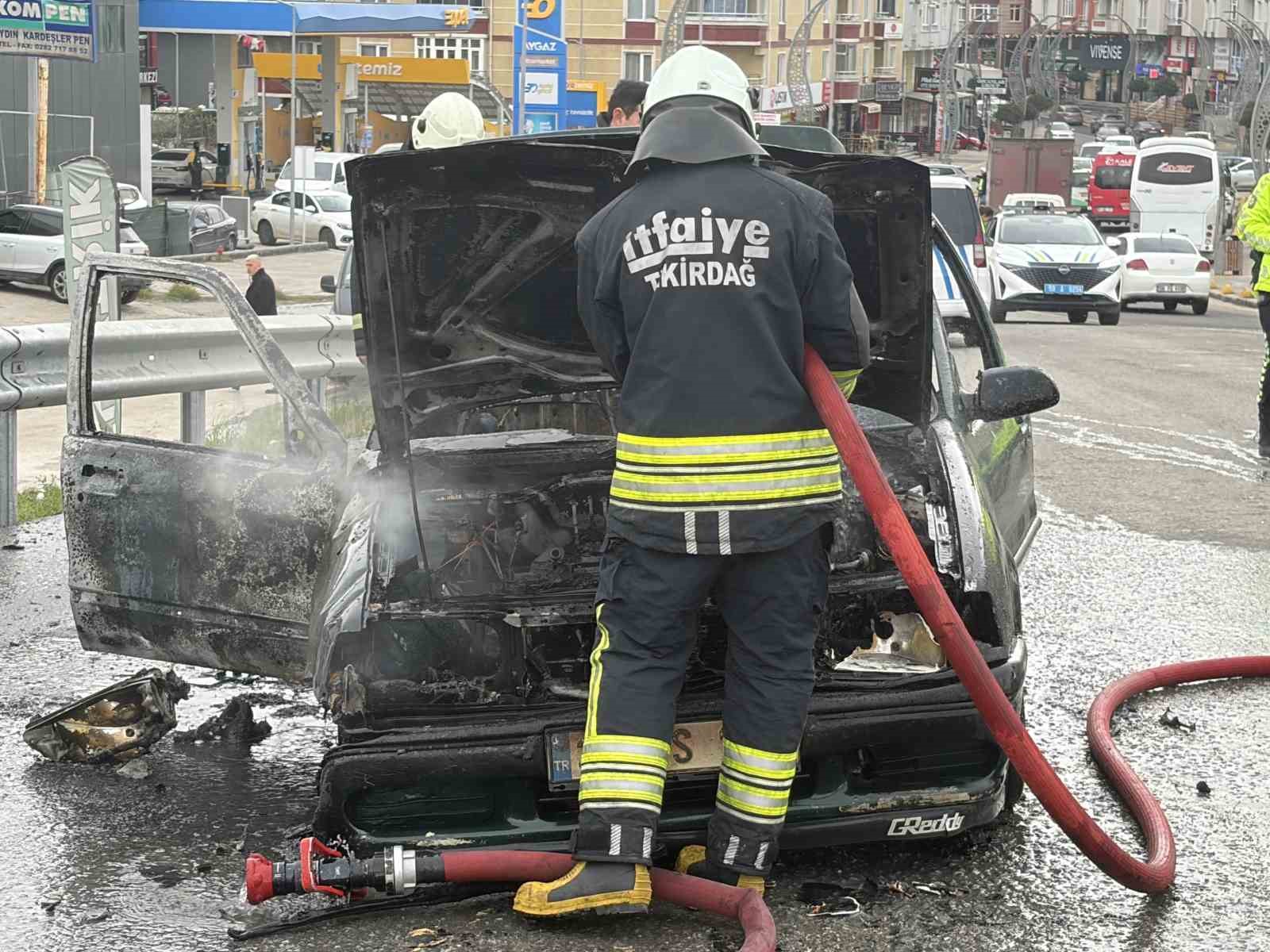 Seyir halindeki otomobil alev topuna döndü
