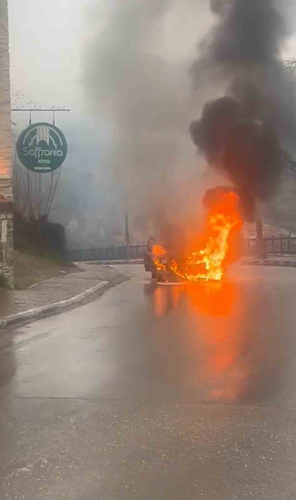 Seyir halindeki otomobil alev topuna döndü
