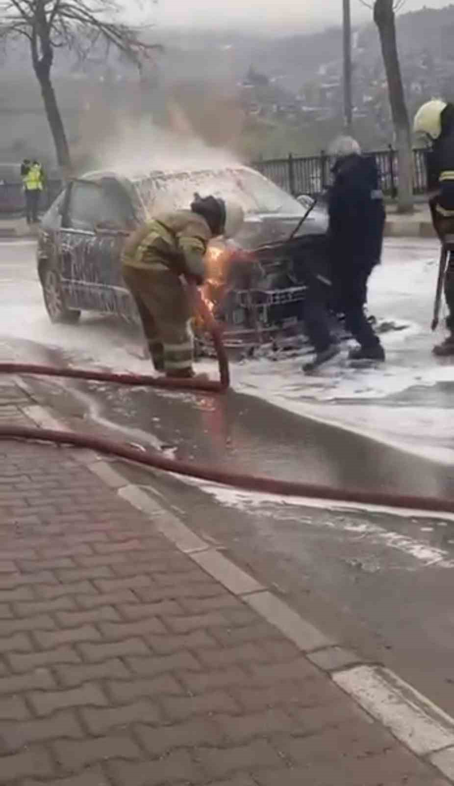 Seyir halindeki otomobil alev topuna döndü
