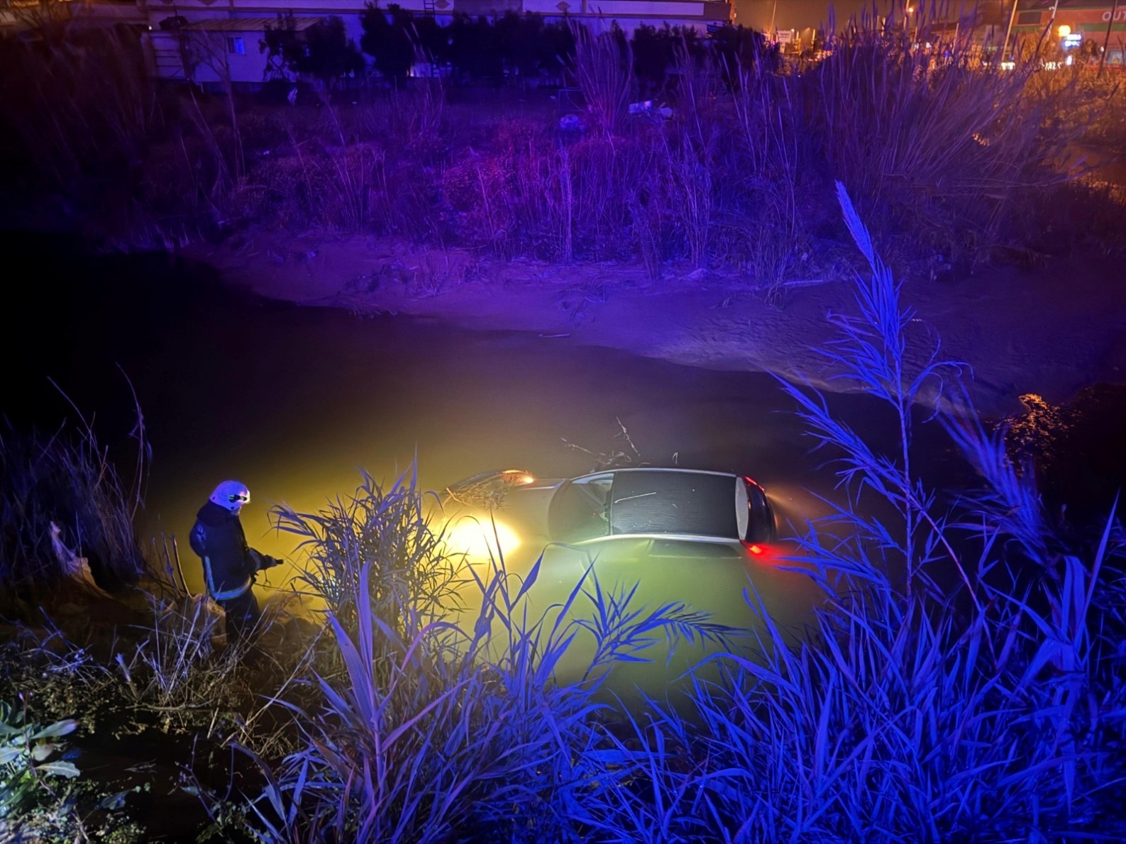 Seyir halindeki otomobil dereye uçtu, sürücü yaralandı
