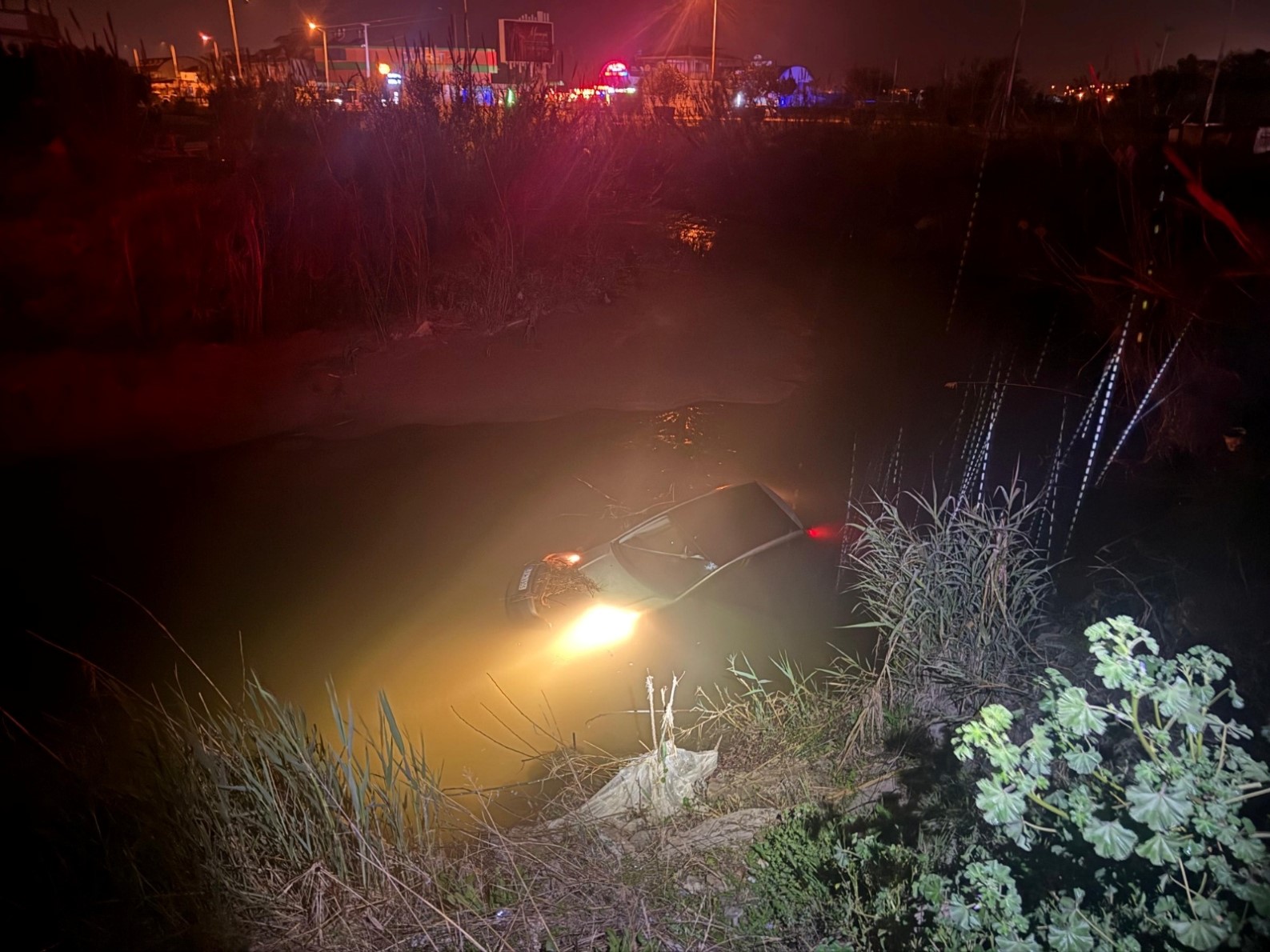 Seyir halindeki otomobil dereye uçtu, sürücü yaralandı
