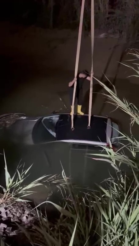 Seyir halindeki otomobil dereye uçtu, sürücü yaralandı
