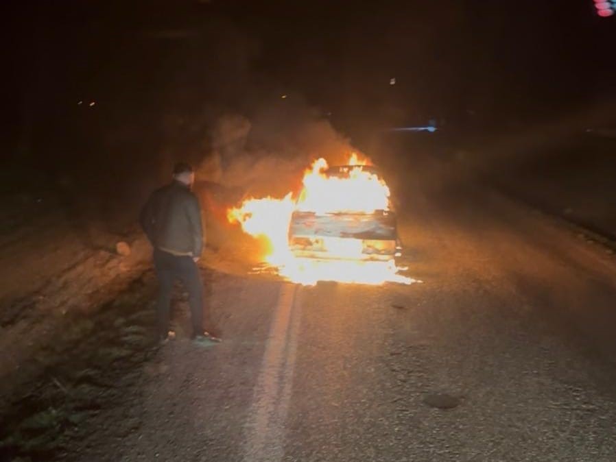 Seyir halindeki otomobil yanarak kullanılamaz hale geldi
