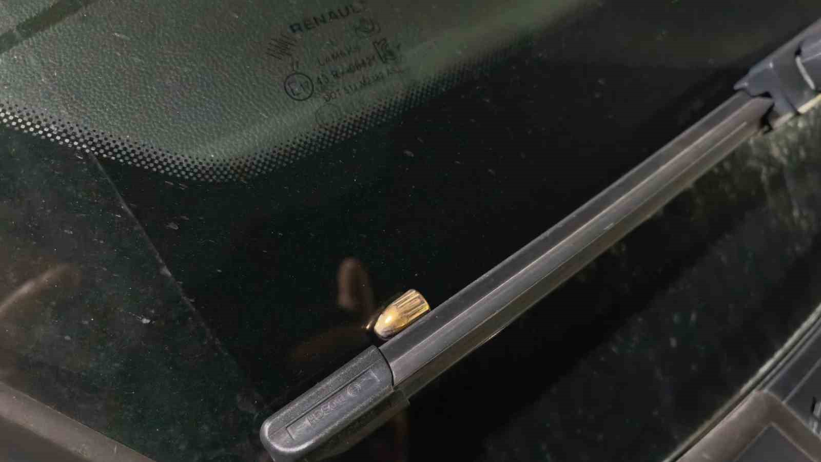 Seyir halindeki otomobile yorgun mermi isabet etti
