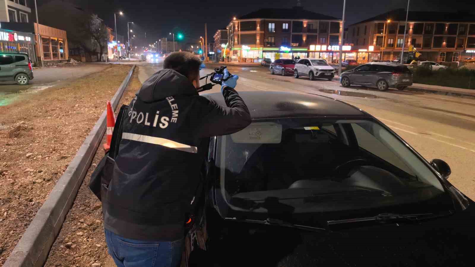 Seyir halindeki otomobile yorgun mermi isabet etti
