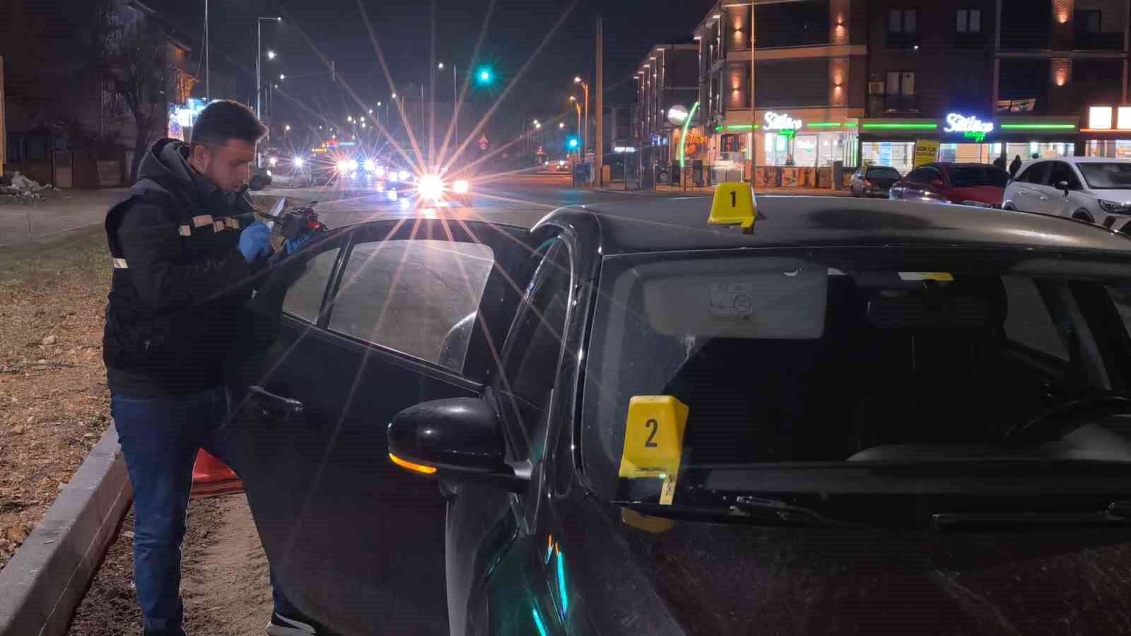 Seyir halindeki otomobile yorgun mermi isabet etti
