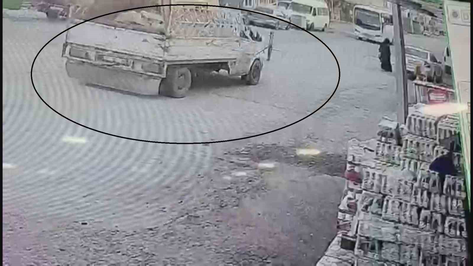 Seyir halindeki pikabın açılan kapağı kadının kafasına çarptı... O anlar kamerada
