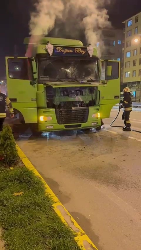 Seyir halindeki tır alev aldı
