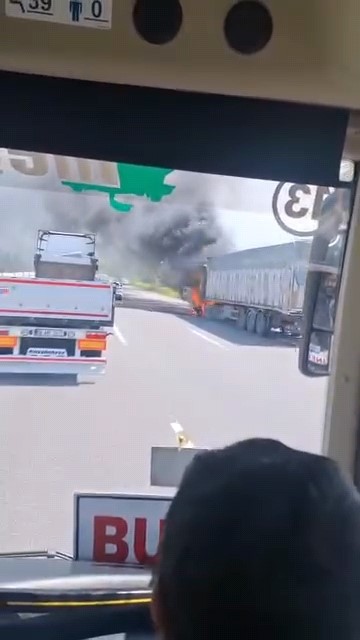 Seyir halindeki tır alev alev yandı
