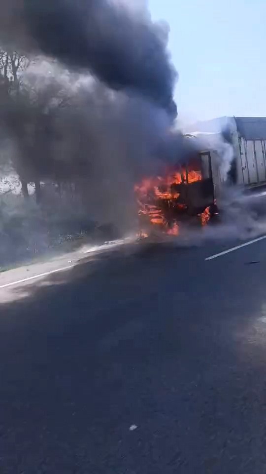 Seyir halindeki tır alev alev yandı
