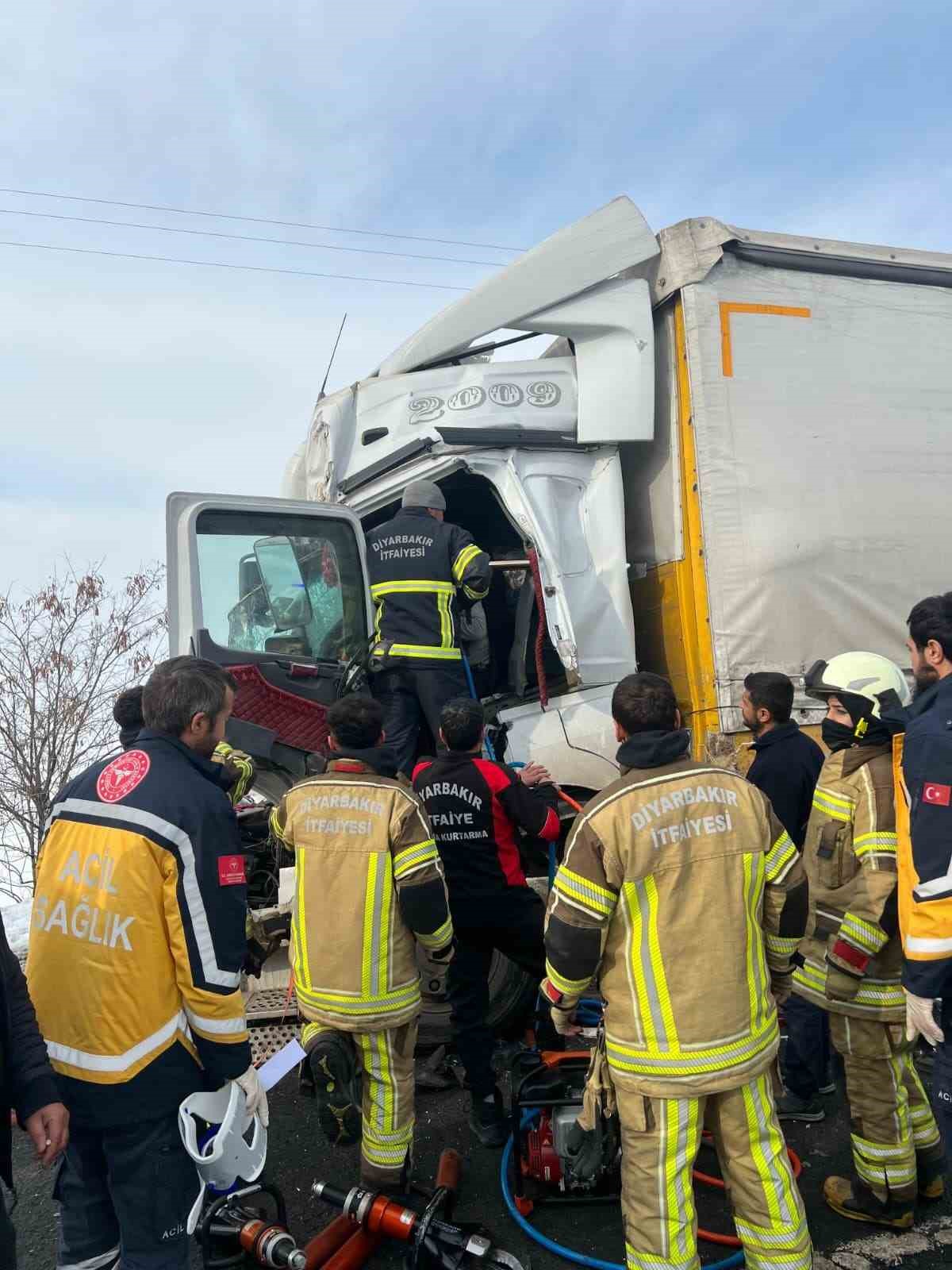 Seyir halindeki tır, park halindeki tıra çarptı: 1 yaralı
