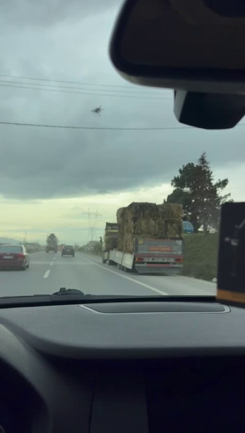 Seyir halindeki tırdan düşen saman balyaları trafiği tehlikeye attı
