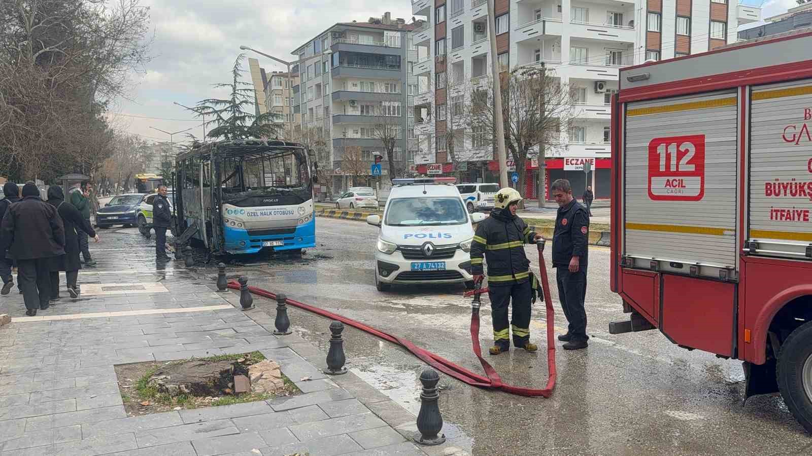 Seyir halindeyken alev alan halk otobüsü küle döndü
