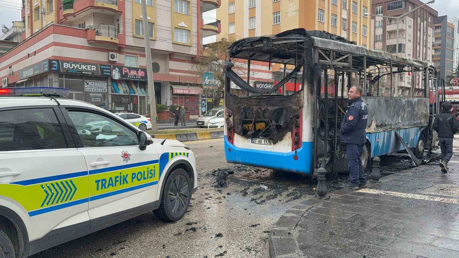 Seyir halindeyken alev alan halk otobüsü küle döndü
