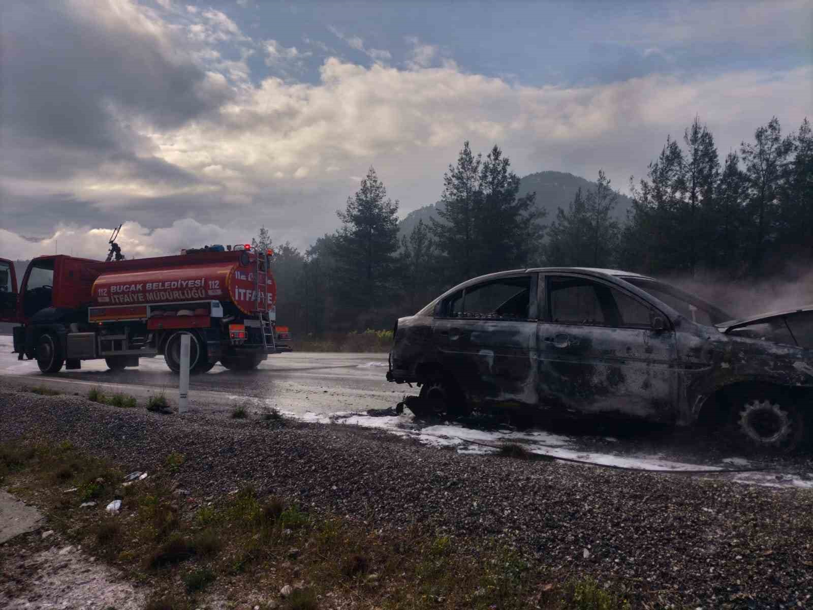 Seyir halindeyken yanan araç kullanılmaz hale geldi
