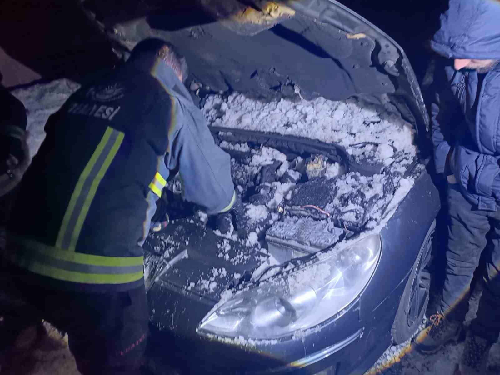 Seyir halindeyken yanan aracın motoruna karla müdahale
