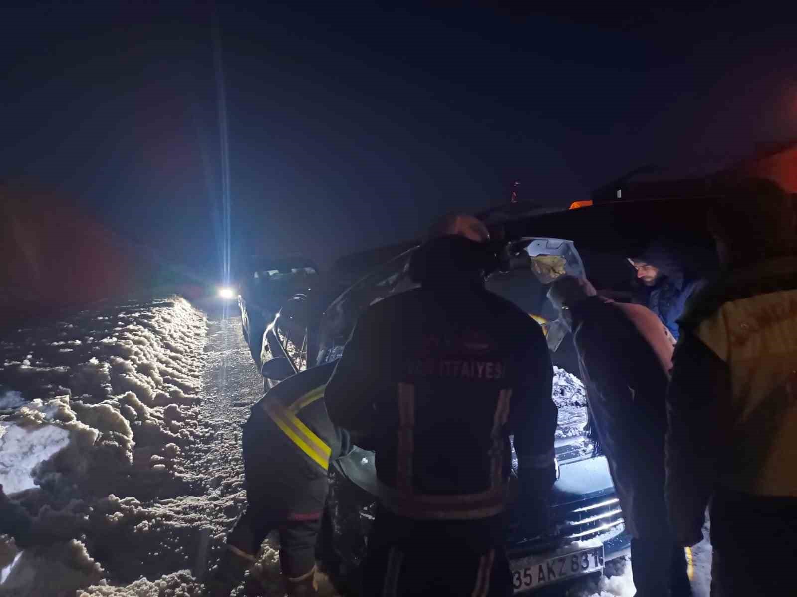 Seyir halindeyken yanan aracın motoruna karla müdahale
