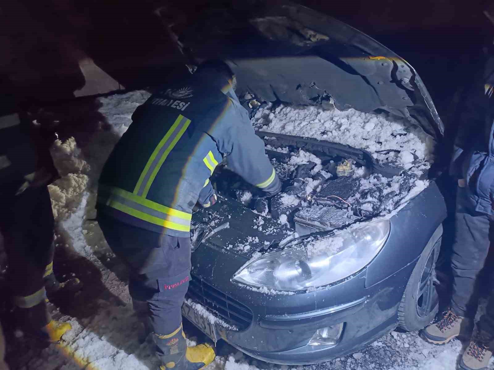 Seyir halindeyken yanan aracın motoruna karla müdahale
