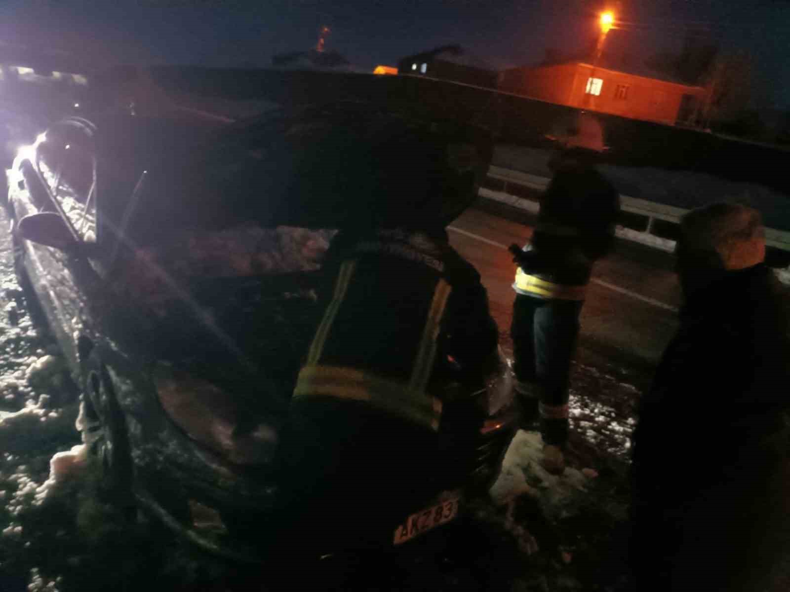 Seyir halindeyken yanan aracın motoruna karla müdahale
