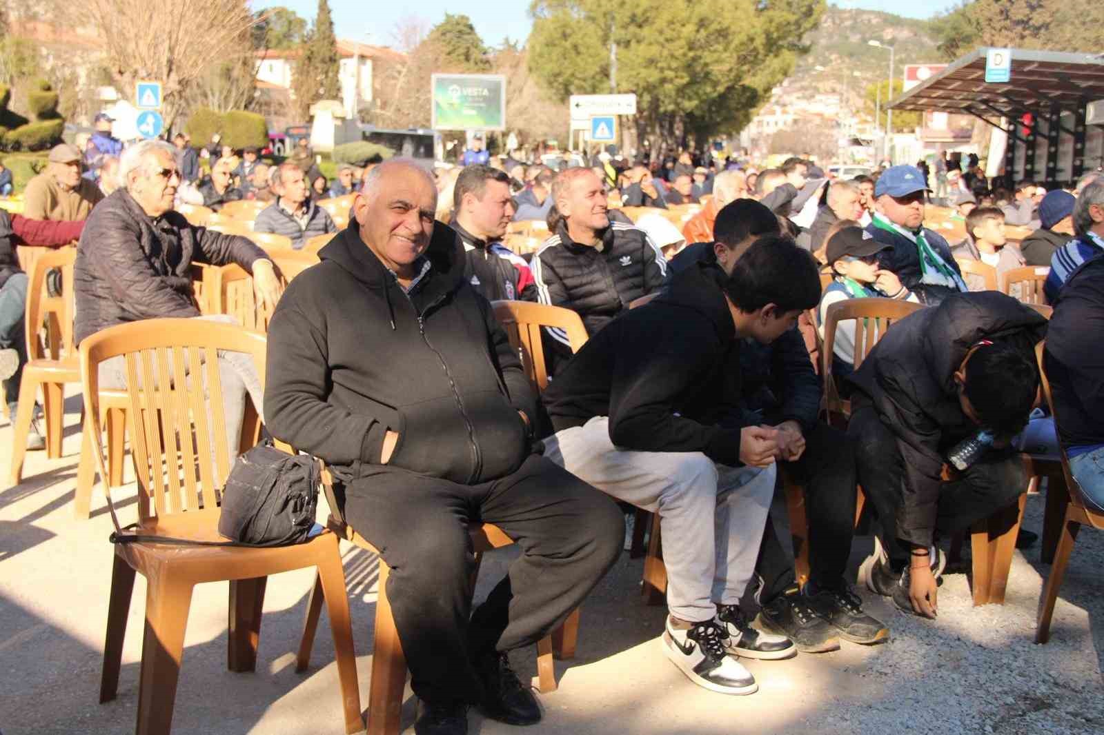 Seyirci yasağı taraftarı durduramadı
