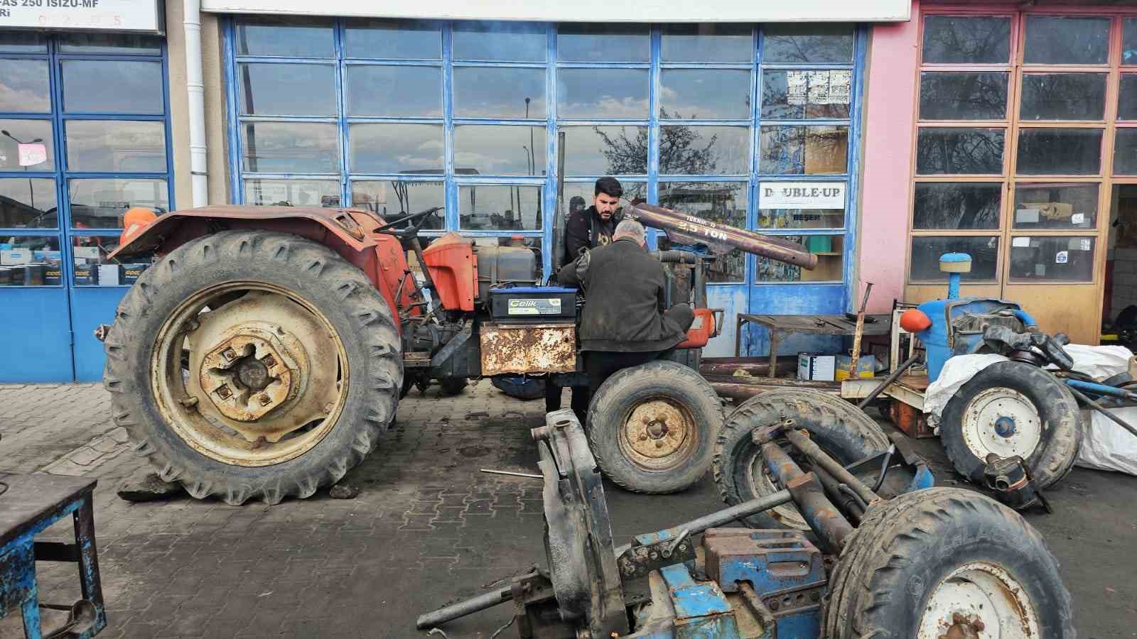 Sezon öncesi tamircilerde traktör yoğunluğu
