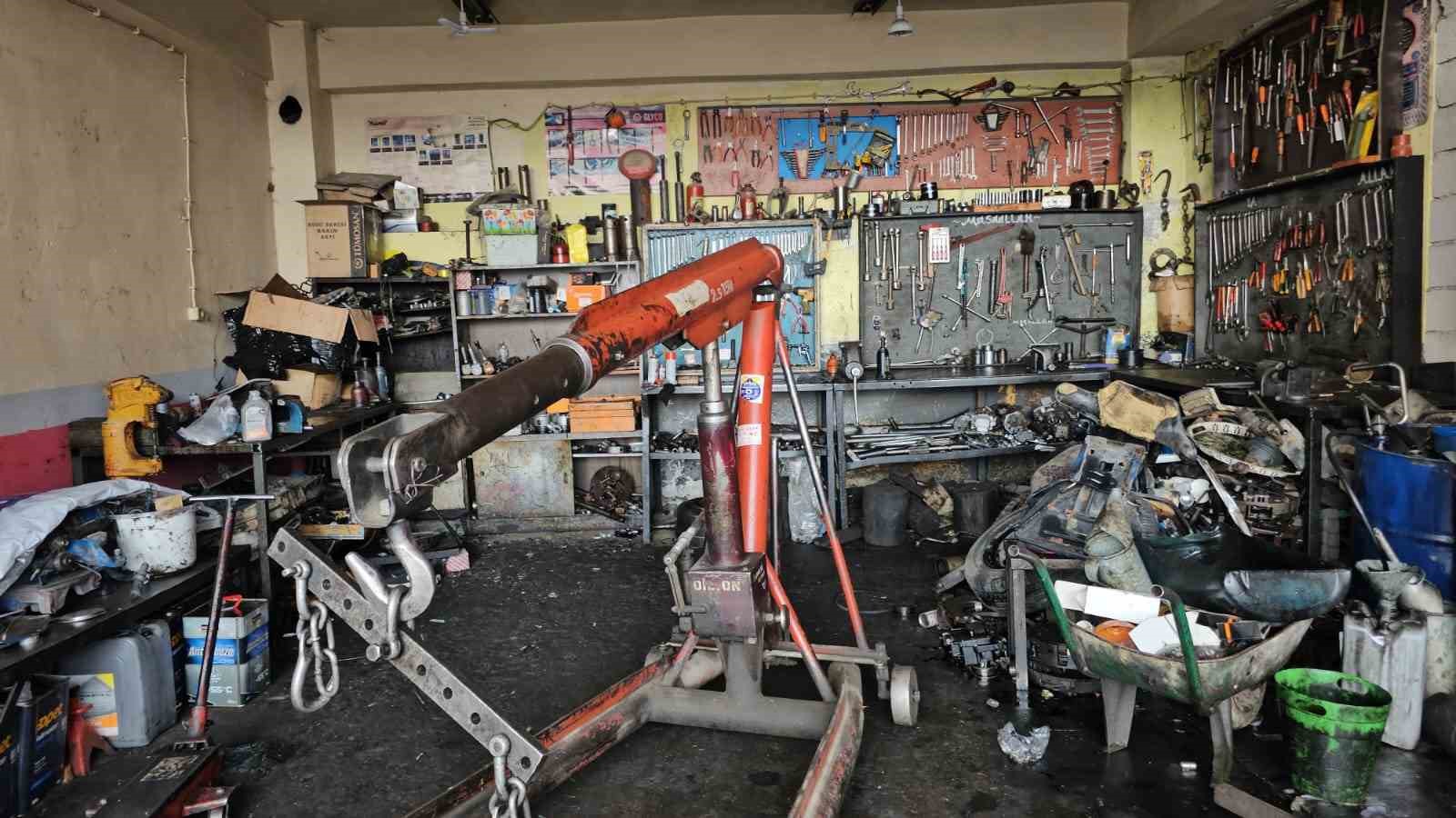 Sezon öncesi tamircilerde traktör yoğunluğu
