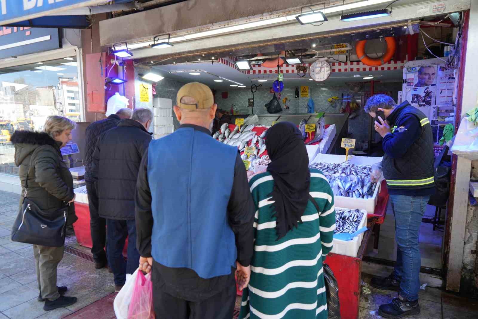 Sezonun sonuna gelinirken istavritin kilosu 70 TL’ye düştü
Sezonun sonuna gelinirken istavritin kilosu 70 TL’ye düştü