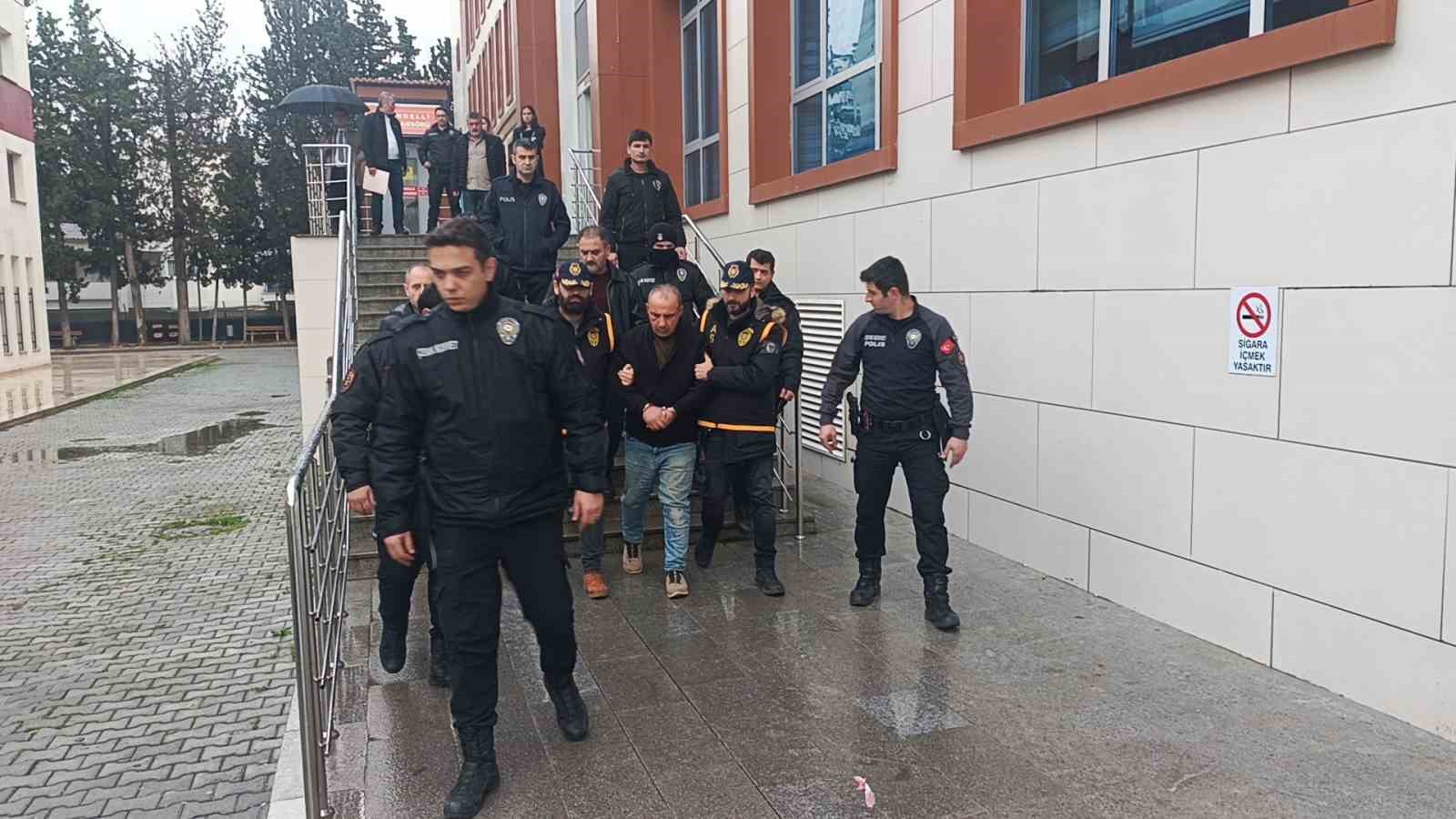 SGK İl Müdürlüğü avukatını öldüren zanlı tutuklandı
SGK İl Müdürlüğü avukatını öldüren zanlı tutuklandı