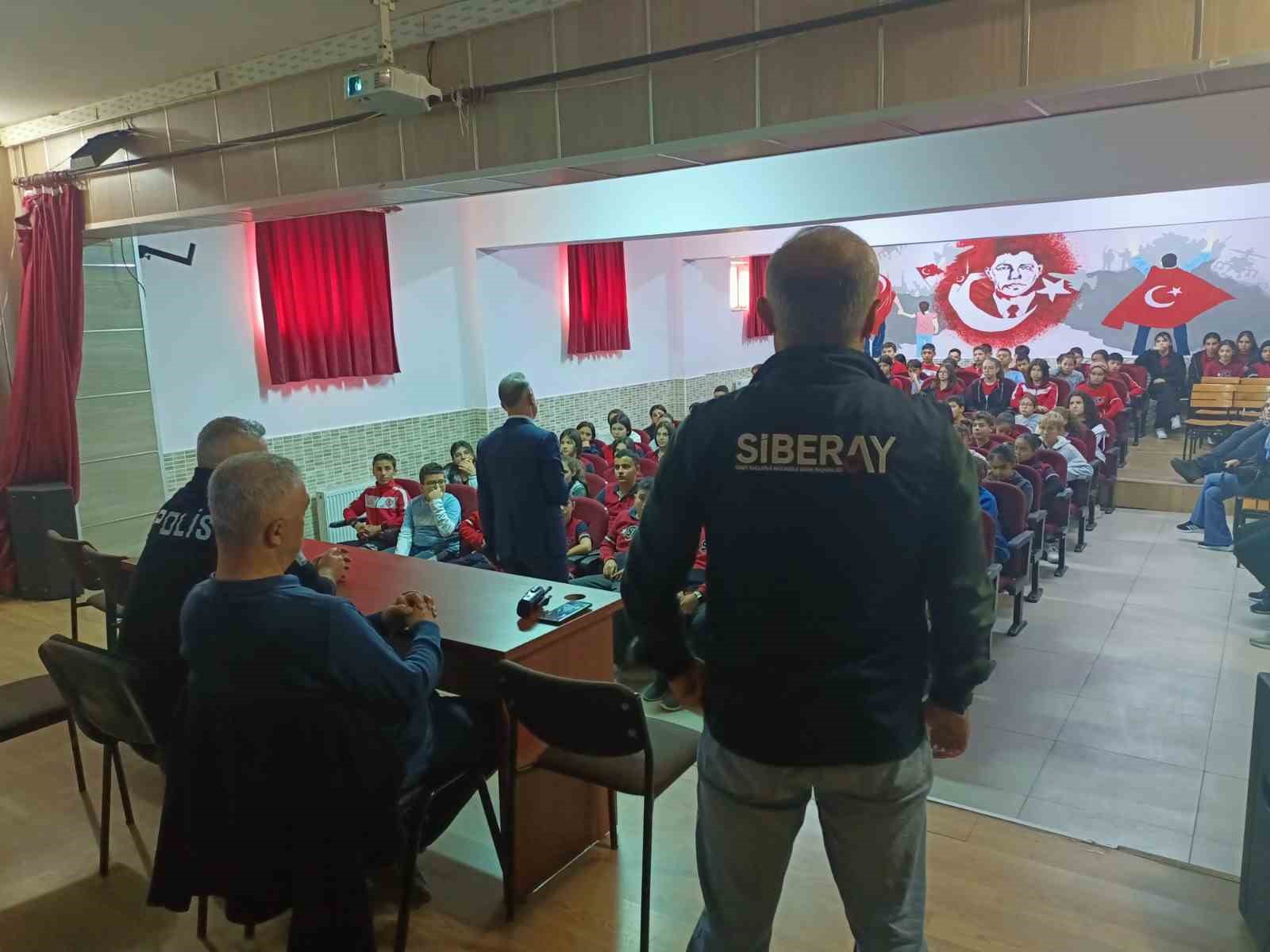 Siber polisi öğrencileri sanal dünyadaki risk ve tehditler hakkında bilgilendiriyor
Siber polisi öğrencileri sanal dünyadaki risk ve tehditler hakkında bilgilendiriyor