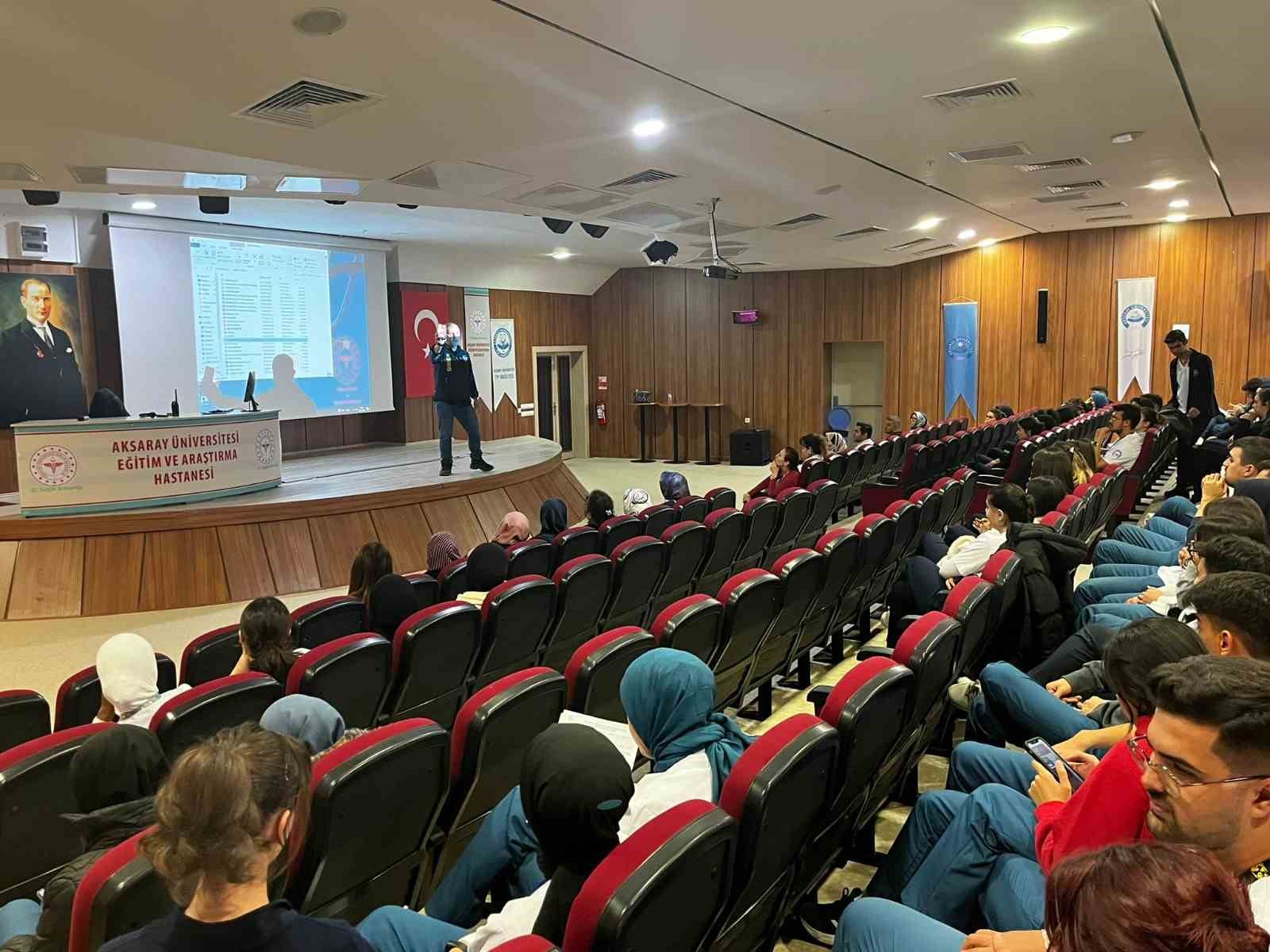 Siber polisi öğrencileri sanal dünyadaki risk ve tehditler hakkında bilgilendiriyor
Siber polisi öğrencileri sanal dünyadaki risk ve tehditler hakkında bilgilendiriyor