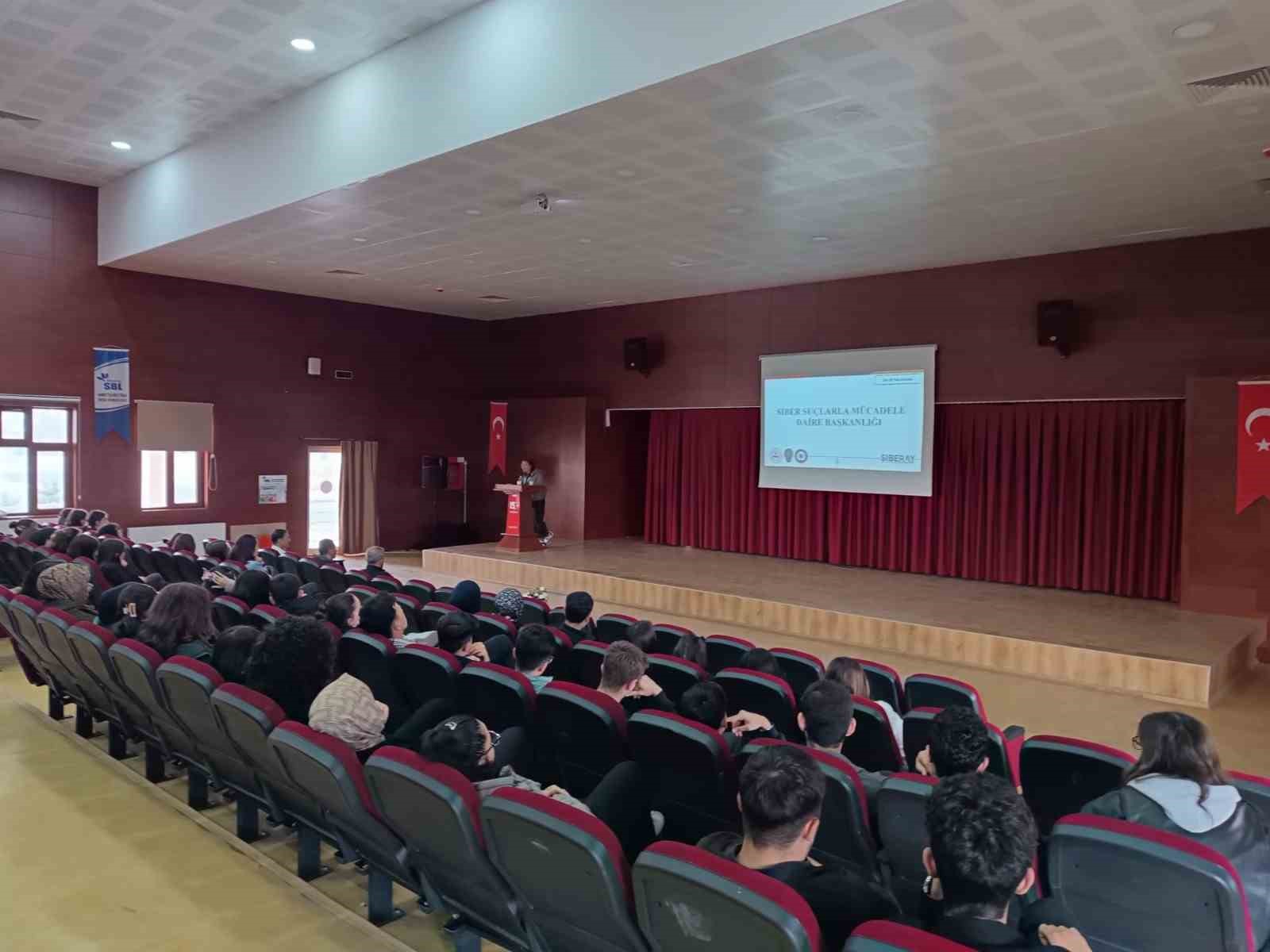 Siber polisi öğrencileri sanal dünyadaki risk ve tehditler hakkında bilgilendiriyor
Siber polisi öğrencileri sanal dünyadaki risk ve tehditler hakkında bilgilendiriyor