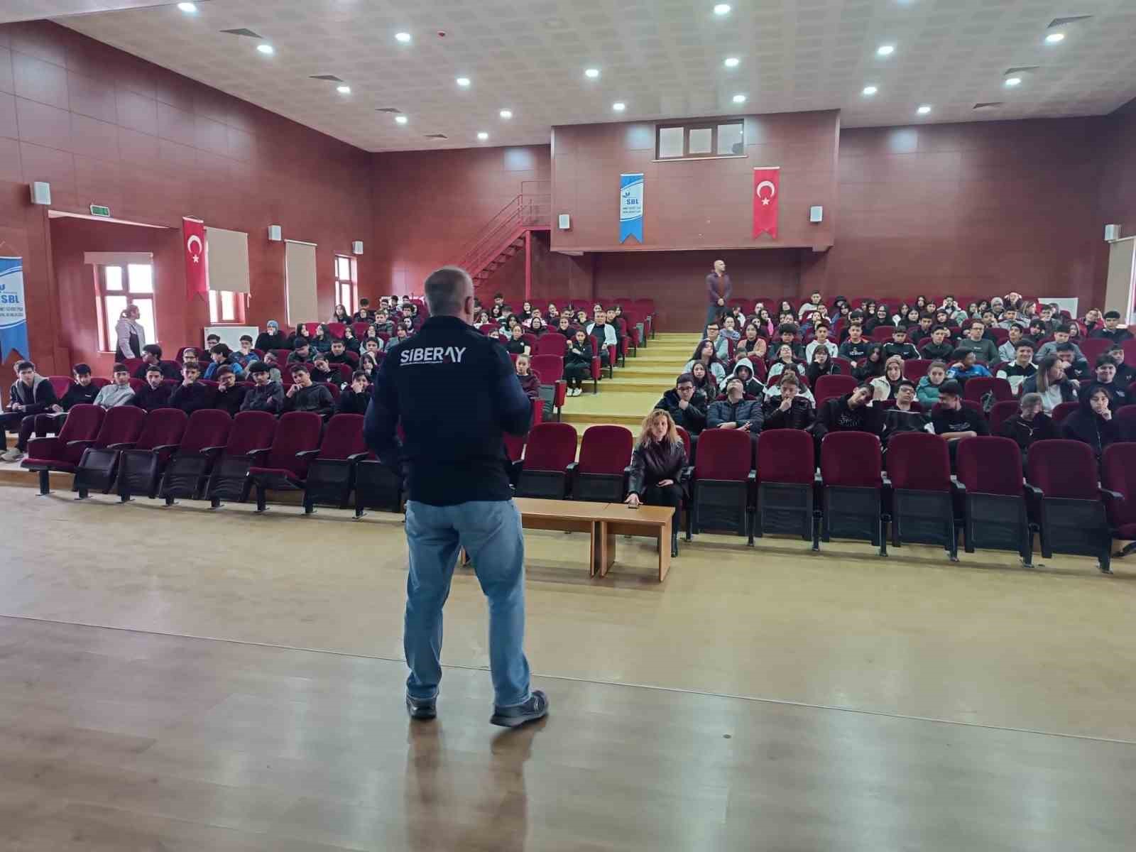 Siber polisi öğrencileri sanal dünyadaki risk ve tehditler hakkında bilgilendiriyor
Siber polisi öğrencileri sanal dünyadaki risk ve tehditler hakkında bilgilendiriyor