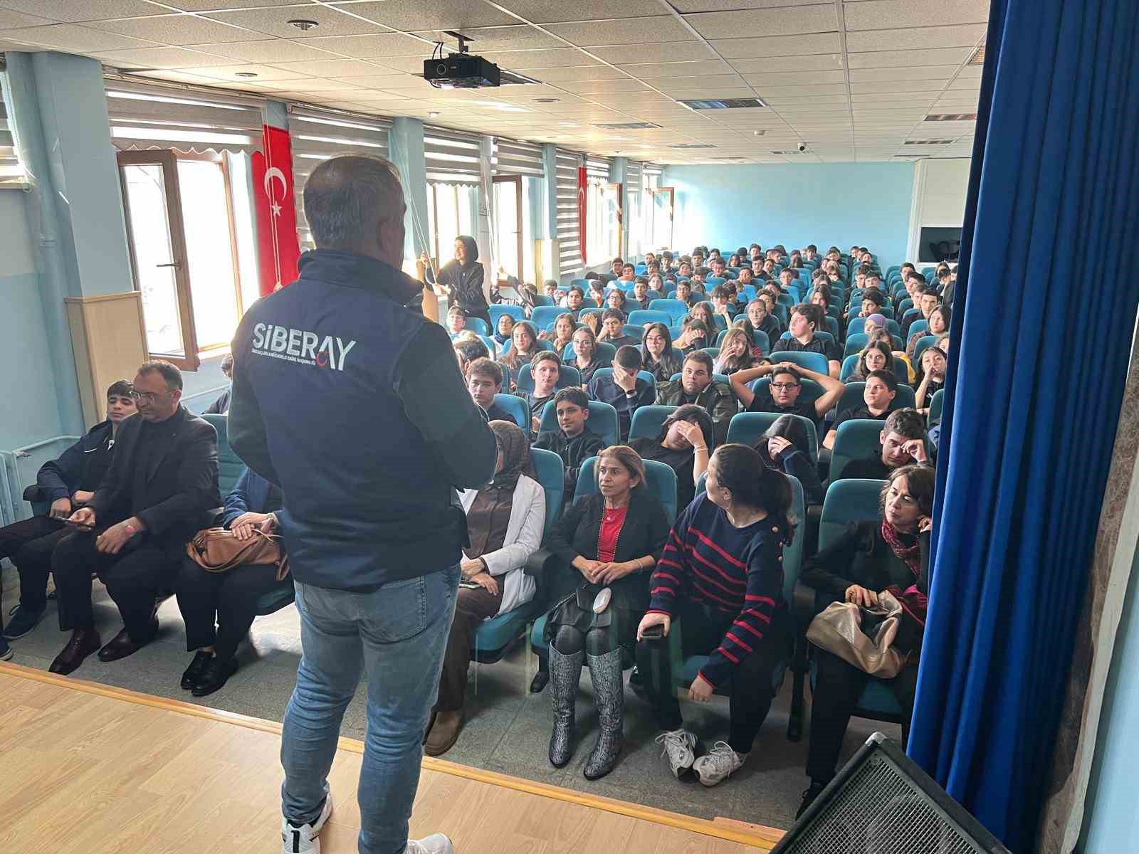 Siber polisi öğrencileri sanal dünyadaki risk ve tehditler hakkında bilgilendiriyor
Siber polisi öğrencileri sanal dünyadaki risk ve tehditler hakkında bilgilendiriyor
